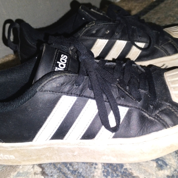 Kids ADIDAS shoes black and white, hard shell. Size 4 - Picture 10 of 12